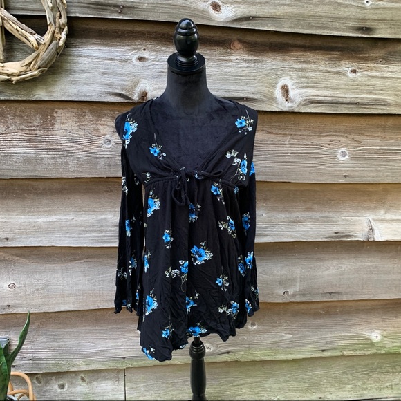 Kendall & Kylie Dresses & Skirts - Kendall & Kylie Floral Cold Shoulder Dress Size Small Black Blue